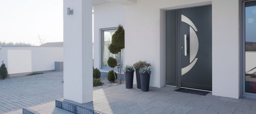 Installation d'une porte d'entrée blindée de maison